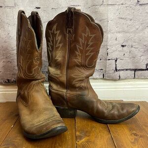 Ariat size 8B brown leather round toe cowgirl boots well worn